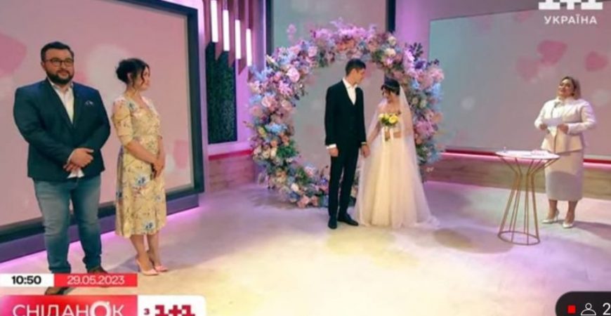 Невесту пришлось прятать в подвале: пара киевлян доказала, что ракетный обстрел — свадьбе не помеха