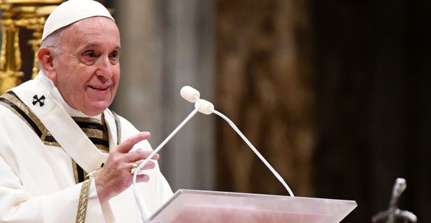 Нападение агрессивной женщины на Папу Франциска
