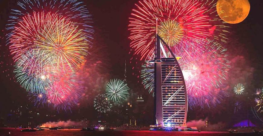 Удивительный новогодний салют запустили в ОАЭ