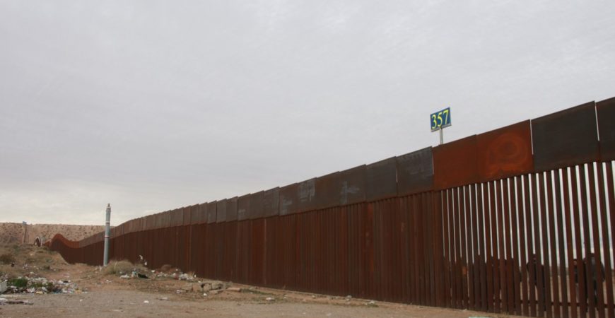 На границе США и Мексики рухнула Стена Трампа