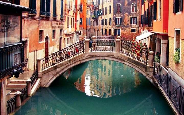 В каналах Венеции из-за карантина стала чище вода