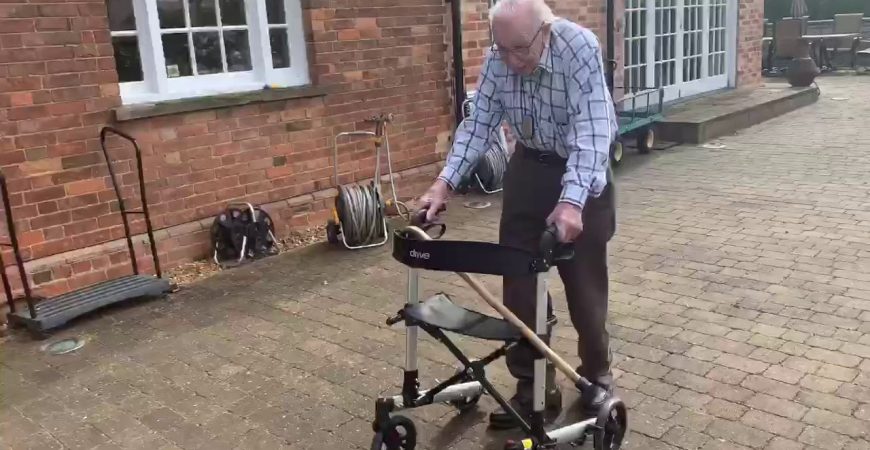 99-летний ветеран заработал 5 миллионов фунтов тем, что ходил кругами по своему саду
