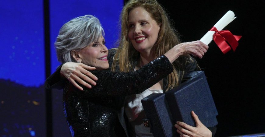 Джейн Фонда на Каннском кинофестивале швырнула наградой в голову победительницы
